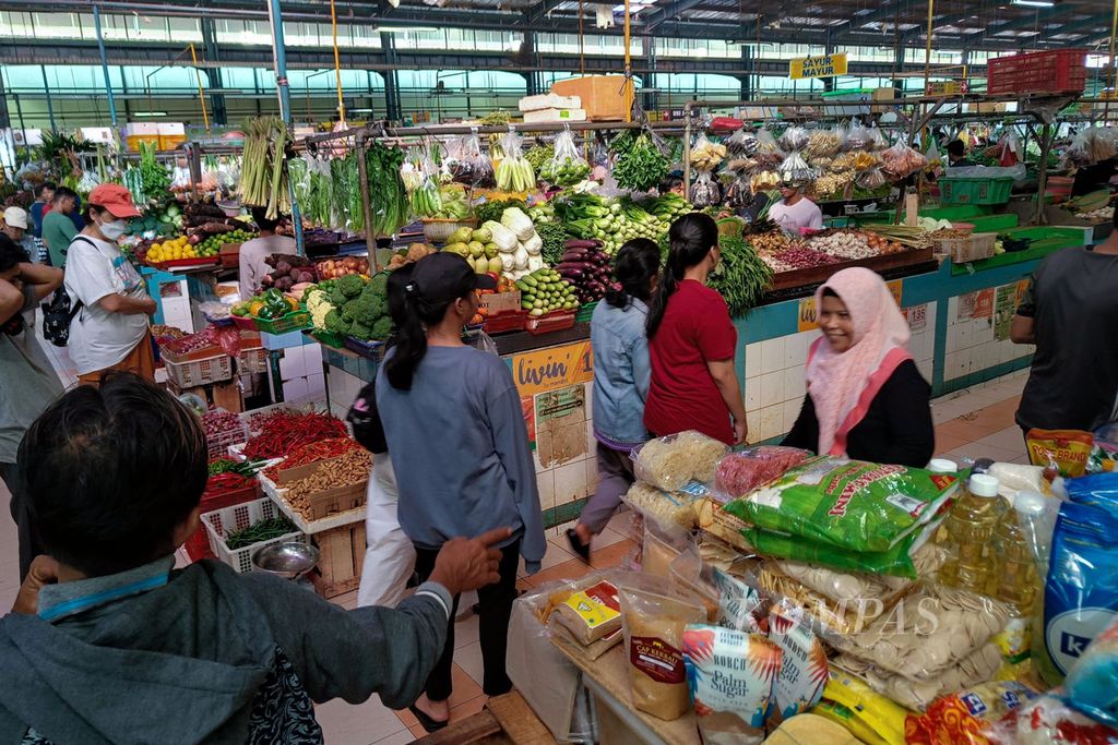 Aktivitas jual beli di Pasar Modern BSD, Tangerang Selatan, Banten, Selasa (20/2/2024). Menjelang Ramadhan, harga sejumlah kebutuhan pokok naik.  