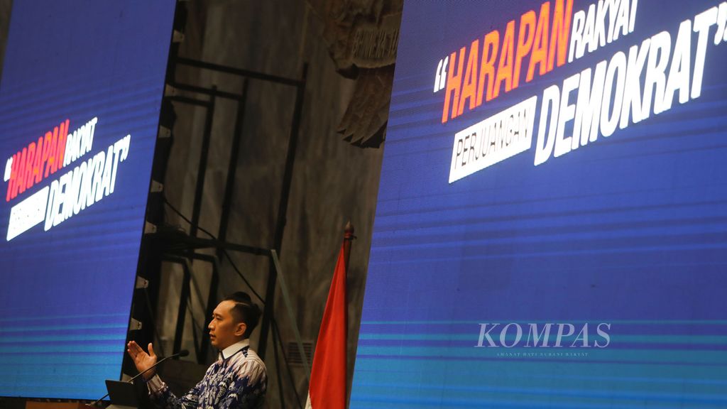 Ketua Fraksi Partai Demokrat DPR Edhie Baskoro Yudhoyono menyampaikan sambutan saat acara silaturahmi Ketua Umum DPP Partai Demokrat Agus Harimurti Yudhoyono dengan Fraksi Partai Demokrat DPR di Kompleks Gedung Parlemen, Senayan, Jakarta, Kamis (6/8/2020).