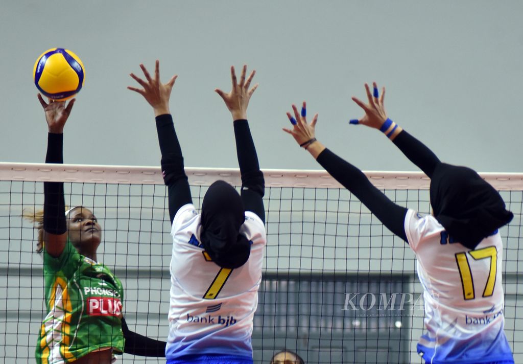 Tim putri Gresik Petrokimia Pupuk Indonesia (hijau) bertanding melawan Bandung bjb Tandamata (putih) dalam laga seri kedua PLN Mobile Proliga 2022 di Padepokan Bola Voli Sentul, Jawa Barat, Sabtu (16/1/2022). 