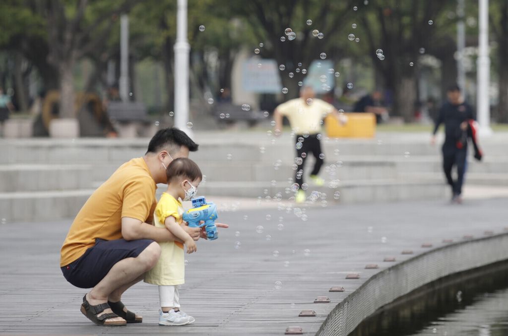 Seorang anak bersama ayahnya di sebuah taman di Seoul, Korea Selatan, 20 Juni 2020, saat pandemi Covid-19. 