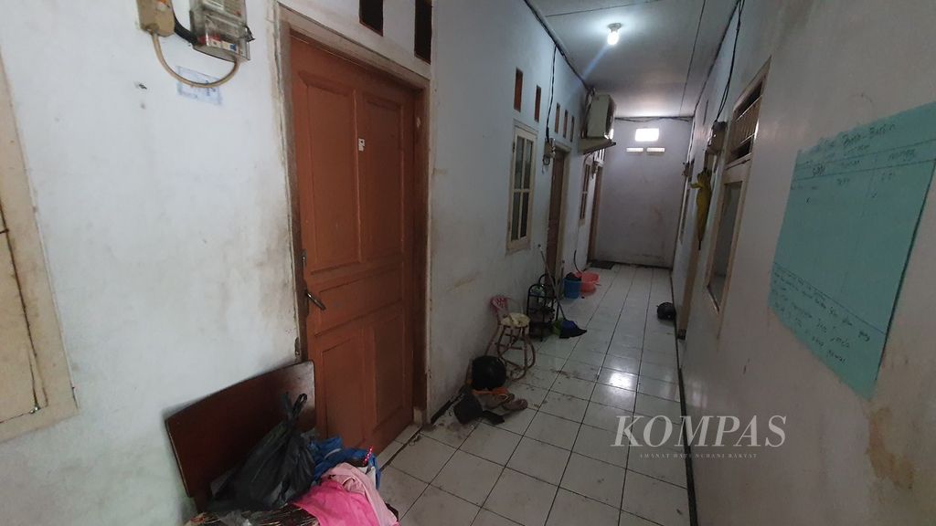 Situasi di depan kontrakan yang menjadi lokasi Satrio (40), seorang ayah, menyimpan jasa bayinya di dalam kulkas di Ciledug, Kota Tangerang, Banten, pada Kamis (6/7/2023).