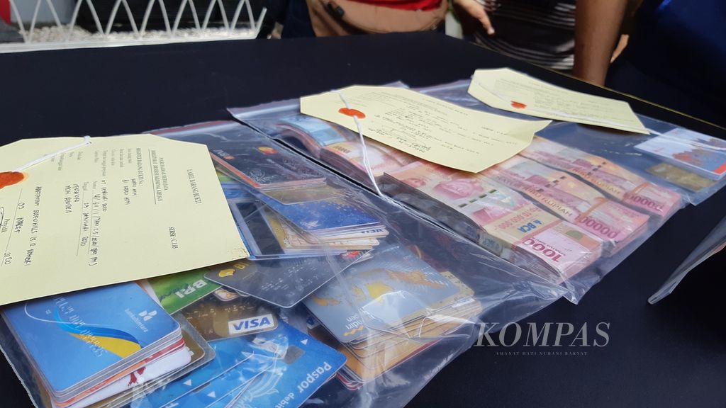 Polisi menunjukkan barang bukti pembobolan rekening bank seorang pengusaha yang mengakibatkan kerugian Rp 1,14 miliar, Selasa (10/3/2020), dalam konferensi pers di Kepolisian Daerah Metro Jaya, Jakarta.