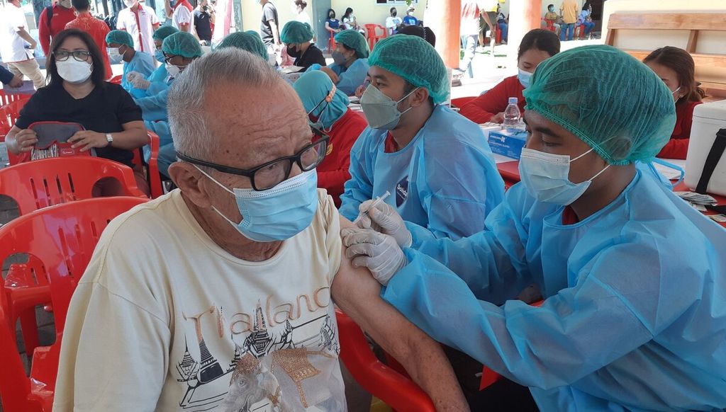 Pelayanan vaksinasi Covid-19 dosis ketiga atau vaksinasi penguat digelar BIN Daerah Bali bersama Inti Bali dan komunitas di area Vihara Satya Dharma Benoa, Kota Denpasar, Minggu (23/1/2022). Program vaksinasi Covid-19 dosis ketiga di Bali terus digulirkan untuk menumbuhkan kekebalan komunitas di Bali.