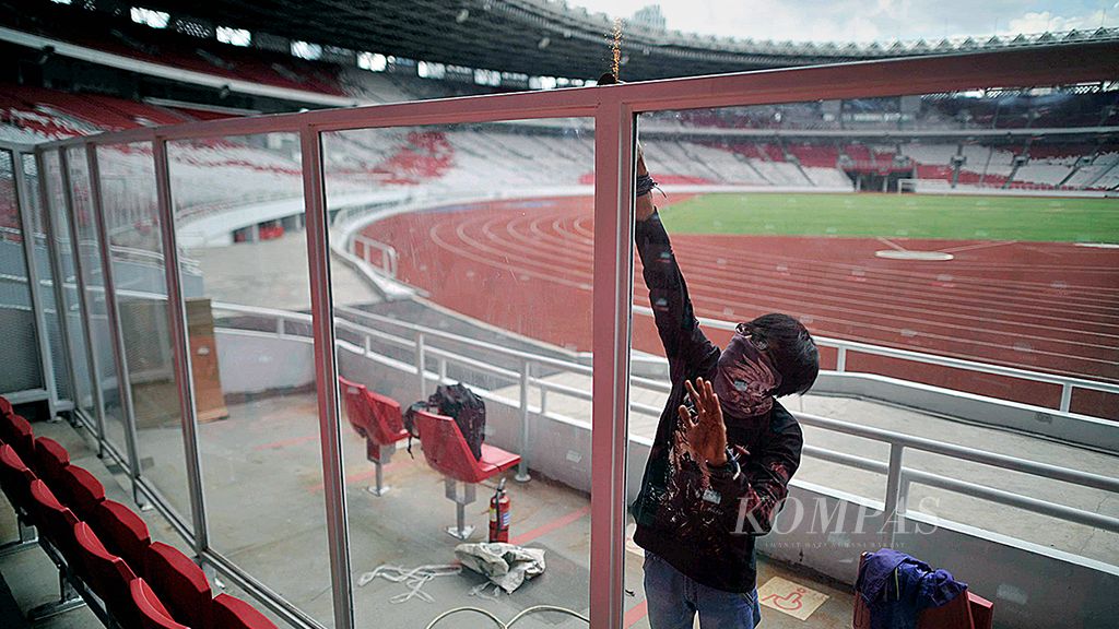 Pembatas tribune   penonton di Stadion Utama Gelora Bung Karno  (GBK) yang   rusak saat laga final Piala Presiden,   Rabu (21/2), tengah diperbaiki. Stadion Utama GBK bakal menjadi pusat penyelenggaraan Asian Games dan Asian Para Games 2018. 