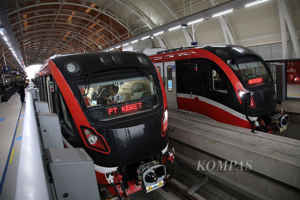 Moda lintas rel terpadu atau <i>light rail transit </i>(LRT) Jabodebek di Stasiun Dukuh Atas, Jakarta, Kamis (6/7/2023). LRT Jabodebek akan melakukan uji coba dengan penumpang secara terbatas atau <i>soft launching </i>pada 12 Juli 2023 dan pada 18 Agustus 2023 akan dioperasikan berbayar. LRT Jabodebek memiliki 6 kereta atau gerbong. Adapun kapasitasnya sekitar 1.308 penumpang dimana 174 penumpang duduk dan sisanya berdiri. 