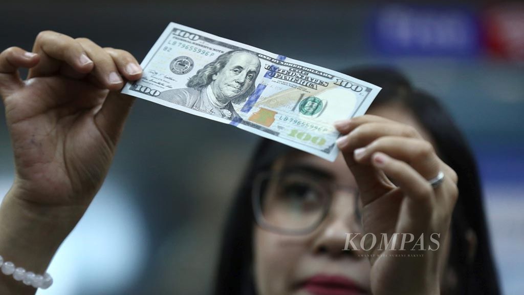 Petugas memeriksa dollar AS di tempat penukaran valuta asing PT Ayu Masagung, Jakarta Pusat, Jumat (9/11/2018).