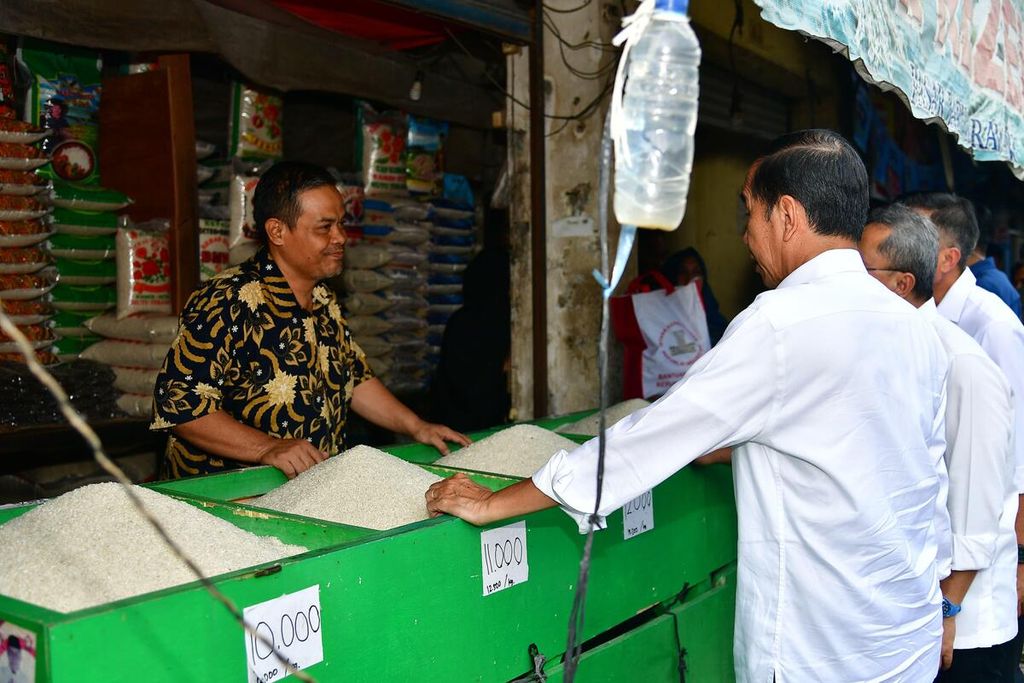 Presiden Joko Widodo meninjau langsung stok dan harga sejumlah bahan pangan yang ada di Pasar Baru, Karawang, Provinsi Jawa Barat, Rabu (8/5/2024).