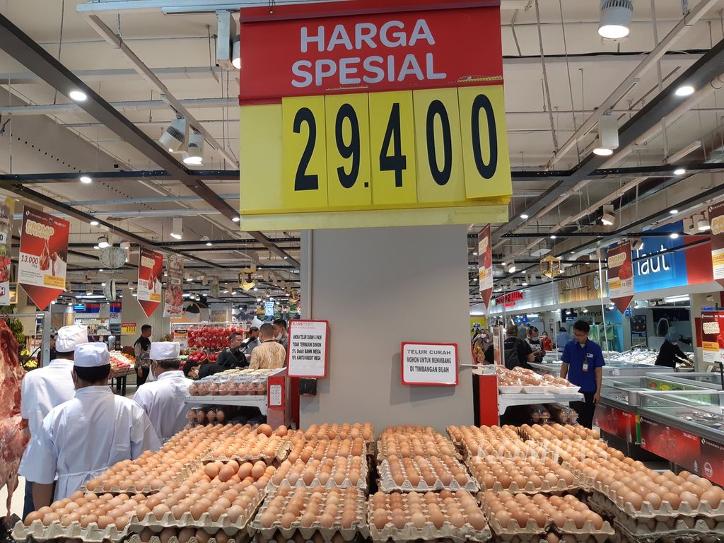 Rak berisi telur dijejerkan di Transmart Kota Kasablanka, Jakarta Selatan, Selasa (21/3/2023) sore.