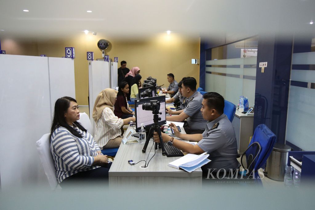 Petugas mengambil foto pemohon pembuatan paspor di Kantor Imigrasi Kelas I Non TPI Jakarta Pusat, Senin (24/6/2024). Sudah hari kelima, server Pusat Data Nasional atau PDN masih terganggu. Gangguan tersebut berdampak terhadap pelayanan pembuatan paspor di kantor imigrasi. Pembuatan paspor menjadi lebih lama dari biasanya. Selain itu, akibat dari gangguan PDN tersebut, layanan walk-in percepatan paspor pada akhir pekan yakni 22 dan 23 Juni 2024 ditiadakan. 