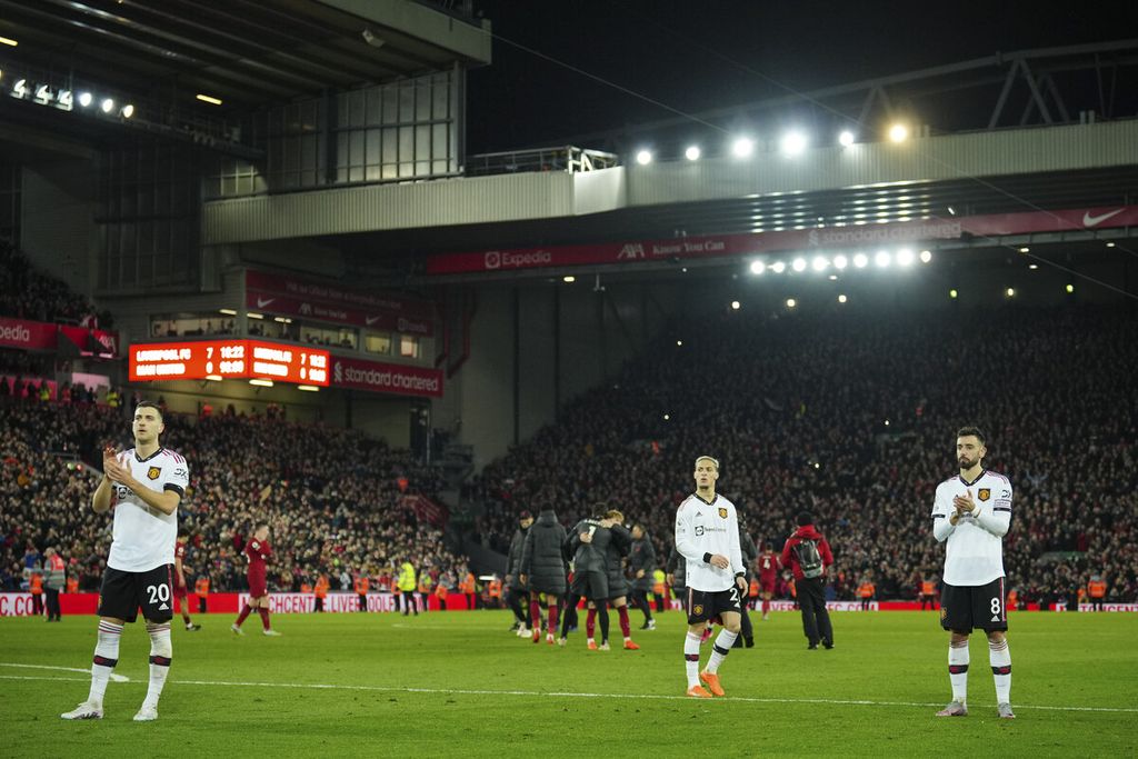 Ekspresi sejumlah pemain Manchester United, Diogo Dalot (kiri) dan Bruno Fernandes (kanan), setelah timnya dipermalukan Liverpool, 0-7, pada laga Liga Inggris di Stadion Anfield, Liverpool, Minggu (5/3/2023).