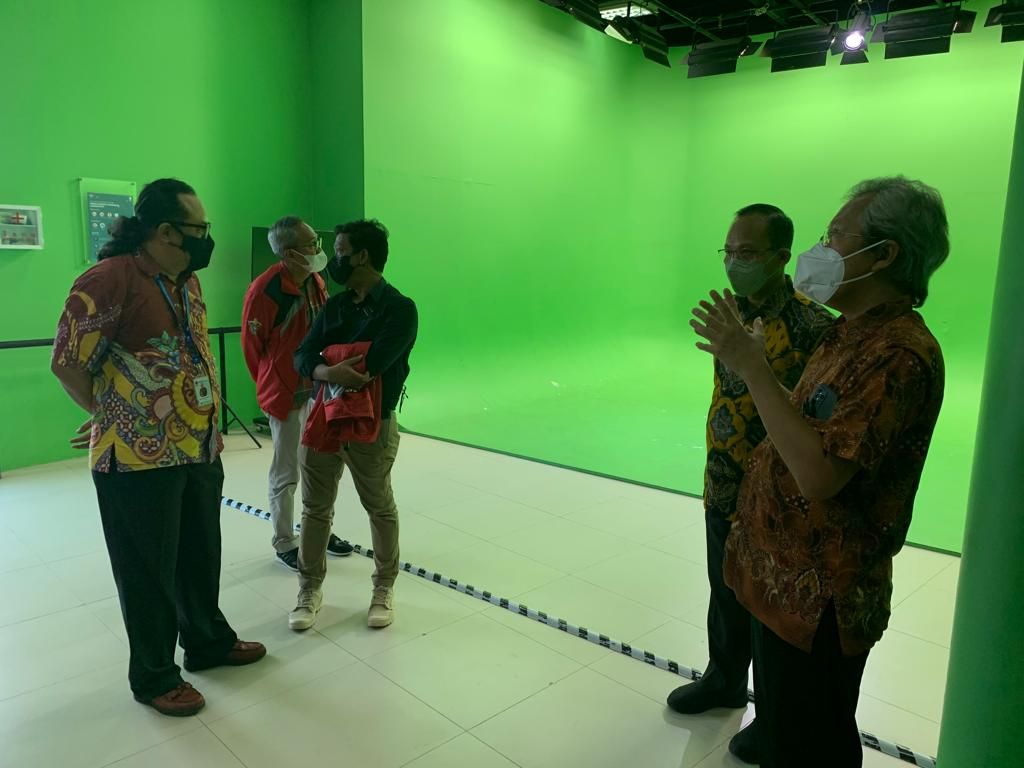 Wakil Rektor Universitas Multimedia Nusantara Andrey Andoko (kanan) menjelaskan kondisi fasilitas laboratorium komunikasi UMN kepada rombongan tamu dari Universitas Hasanuddin yang mengadakan studi banding di Kampus UMN, Gading Serpong, Rabu (13/4/2022).