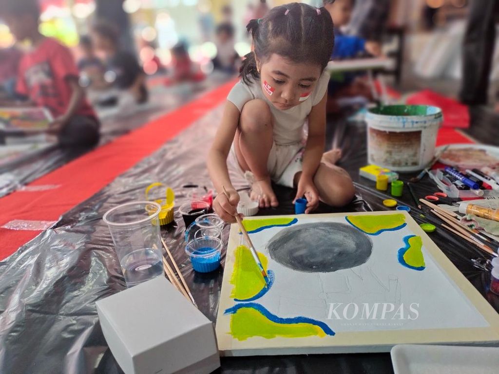 Siswa SD menggoreskan warna-warni cat akrilik di atas kanvas dalam acara <i>workshop </i>melukis "Merdeka Menggambar" yang digelar di area Museum BPK-RI, Kota Magelang, Jawa Tengah, Kamis (17/8/2023).