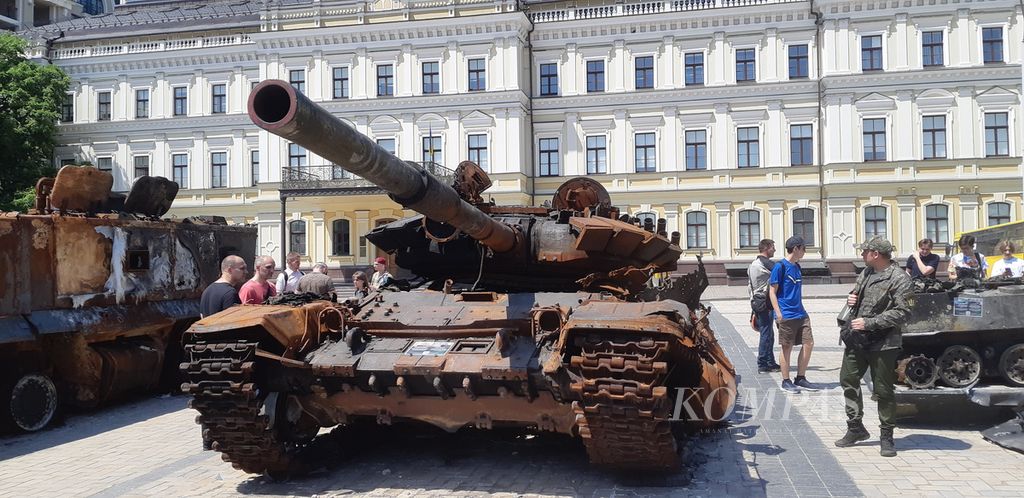 Sisa kendaraan perang Rusia yang hancur selama menyerang Ukraina dipajang di Kyiv, Sabtu (11/6/2022). Ukraina memamerkan sebagian kendaraan itu untuk menggugah semangat perlawanan warga menghadapi serangan Rusia.