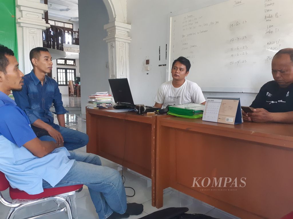 Para buruh yang menjadi korban pemutusan hubungan kerja industri karet berdiskusi di kantor Federasi Hukatan, konfederasi Serikat Buruh Seluruh Indonesia (SBSI), di Kota Jambi, Selasa (26/7/2023). 