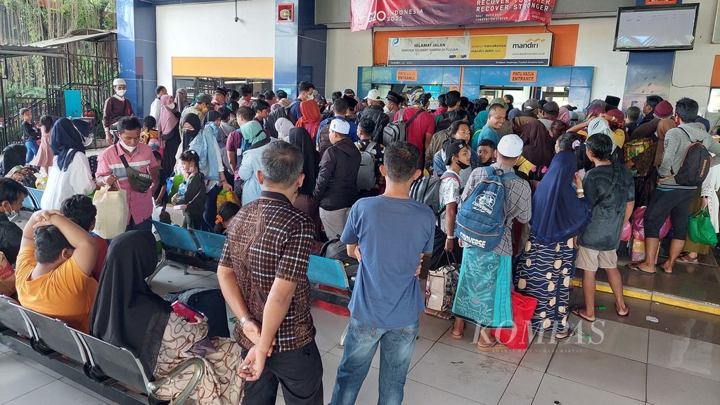 Penumpang kapal laut dari Banjarmasin ke Surabaya mengantre memasuki ruang tunggu keberangkatan di Terminal Penumpang Bandarmasih, Pelabuhan Trisakti, Banjarmasin, Kalimantan Selatan, Jumat (6/5/2022). 