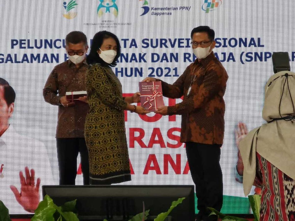 Menteri PPPA I Gusti Ayu Bintang Darmawati menyerahkan buku SNPHAR 2021 kepada Direktur Pengembangan Metodologi Sensus dan Survei BPS Sarpono pada Peluncuran Hasil Pengolahan Data dan Analisis SNPHAR 2021, Rabu (30/11/2022).
