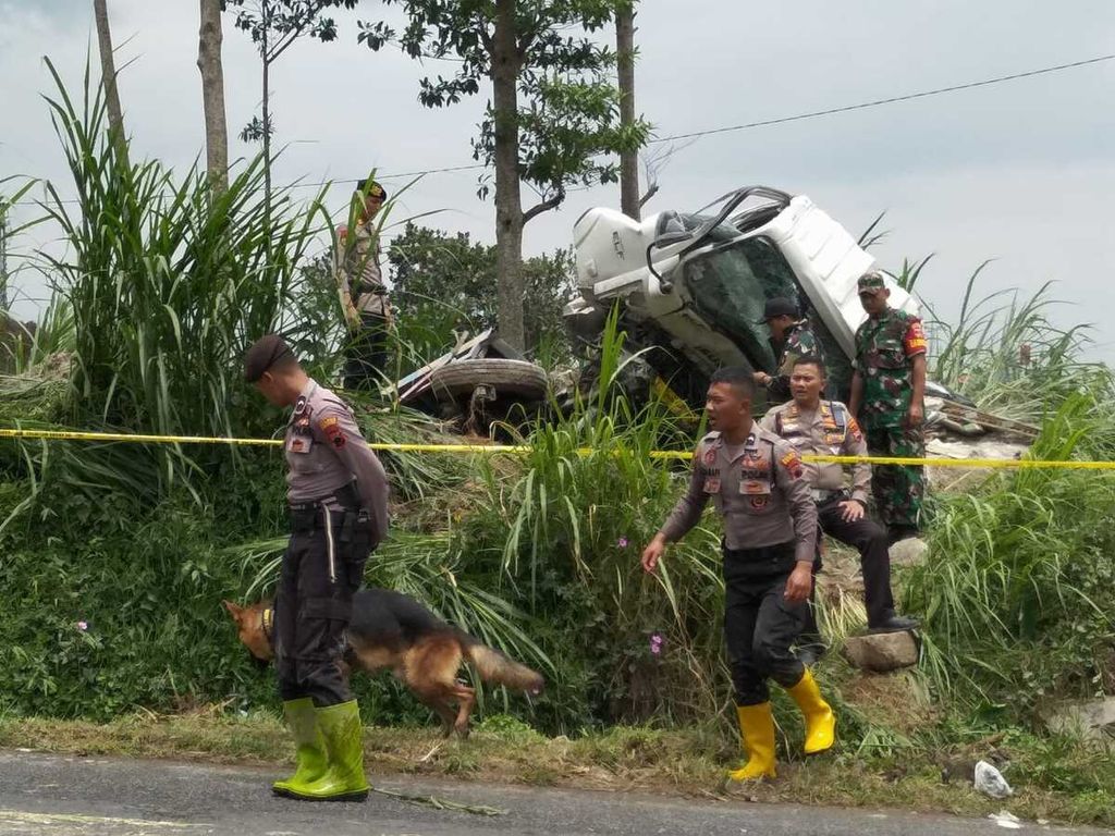 Jajaran Kepolisian Resor Wonosobo mengecek lokasi kecelakaan di ruas Jalan Parakan-Wonosobo, Jawa Tengah, Rabu (15/3/2023).