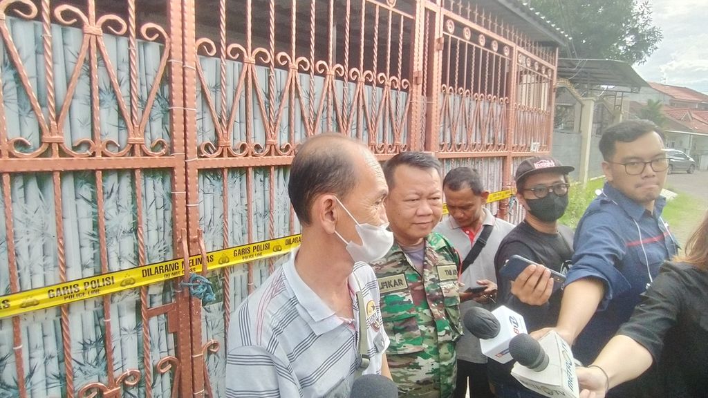  Ketua RT 007 RW 015 Asiong menceritakan kronologi kejadian penemuan mayat kepada awak media, Jumat (11/11/2022), di kompleks Citra Garden 1, Kecamatan Kalideres, Jakarta Barat.