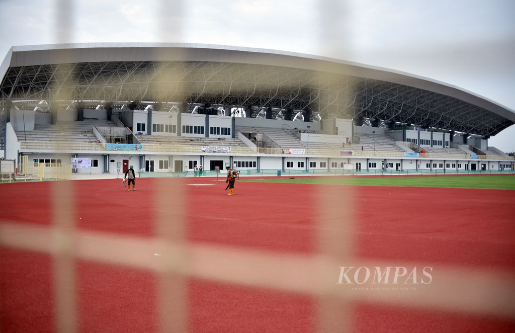 Pekerja membersihkan lintasan Stadion Madya yang digunakan untuk cabang olahraga atletik PON 2024 di Sport Centre Sumut di kawasan Desa Sena, Kabupaten Deli Serdang, Sumatera Utara, Kamis (7/3/2024).