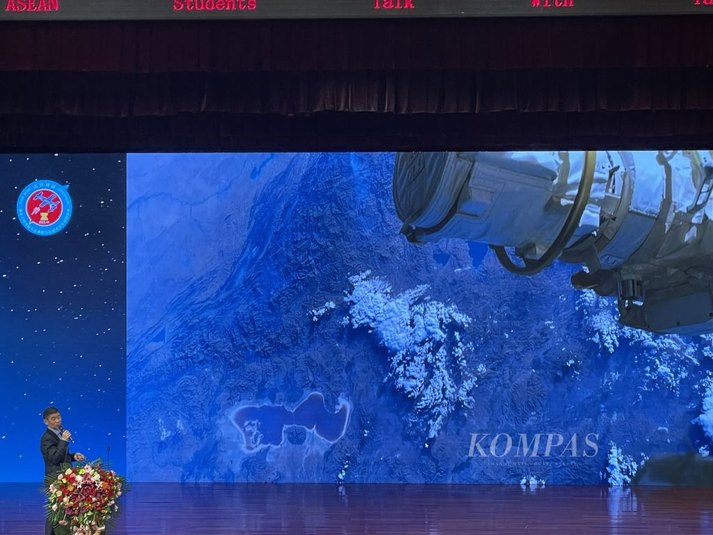 Astronot China, Liu Boming, menceritakan pengalamannya melihat kondisi cuaca di Bumi di Beijing Royal School, Beijing, China, Selasa (1/11/2022).