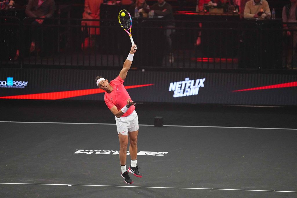 Petenis Rafael Nadal beraksi dalam turnamen ekshibisi Netflix Slam di Michelob Ultra Arena, Las Vegas, AS, MInggu (3/3/2024). Nadal batal bersaing dalam turnamen ATP Masters 1000 Indian Wells, 6-17 Maret 2024. 