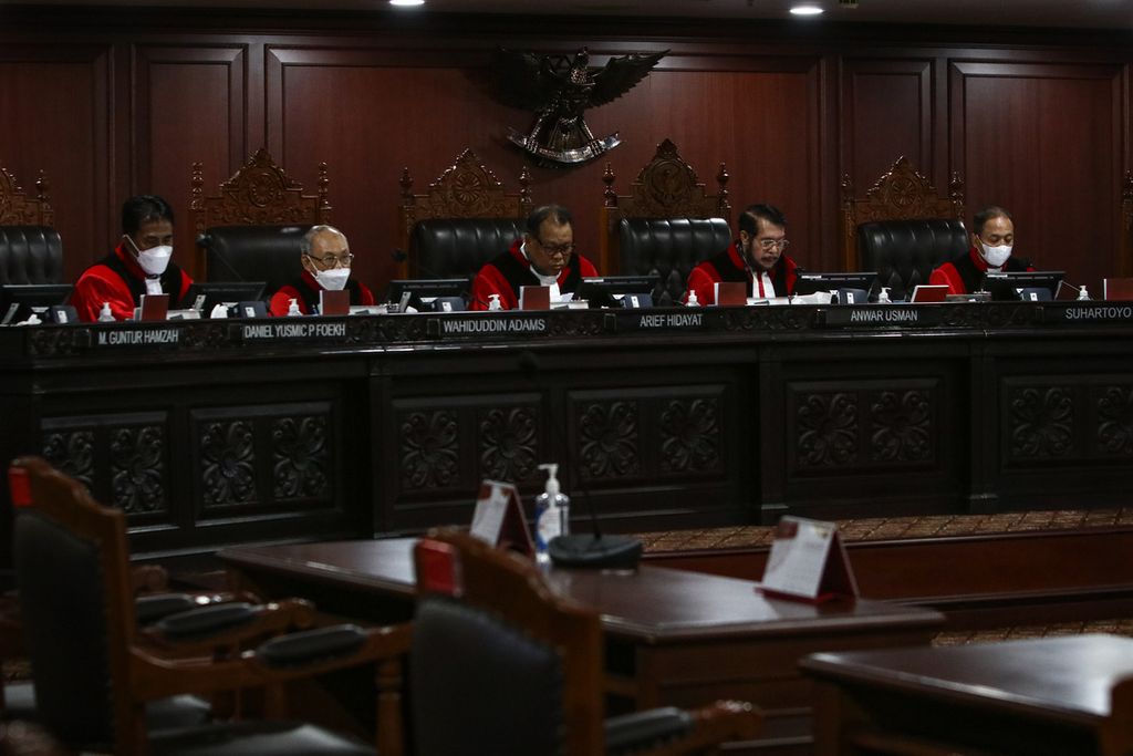 Suasana sidang putusan di Gedung MK, Jakarta, Rabu (30/11/2022). Mahkamah Konstitusi menambahkan syarat masa tunggu selama lima tahun bagi mantan terpidana jika ingin mencalonkan diri sebagai calon anggota legislatif, baik di tingkat nasional, provinsi, maupun kabupaten/kota. MK menyelaraskan persyaratan bakal caleg tersebut dengan semangat yang ada di dalam syarat kepala daerah di dalam Undang-Undang Pemilihan Kepala Daerah. 