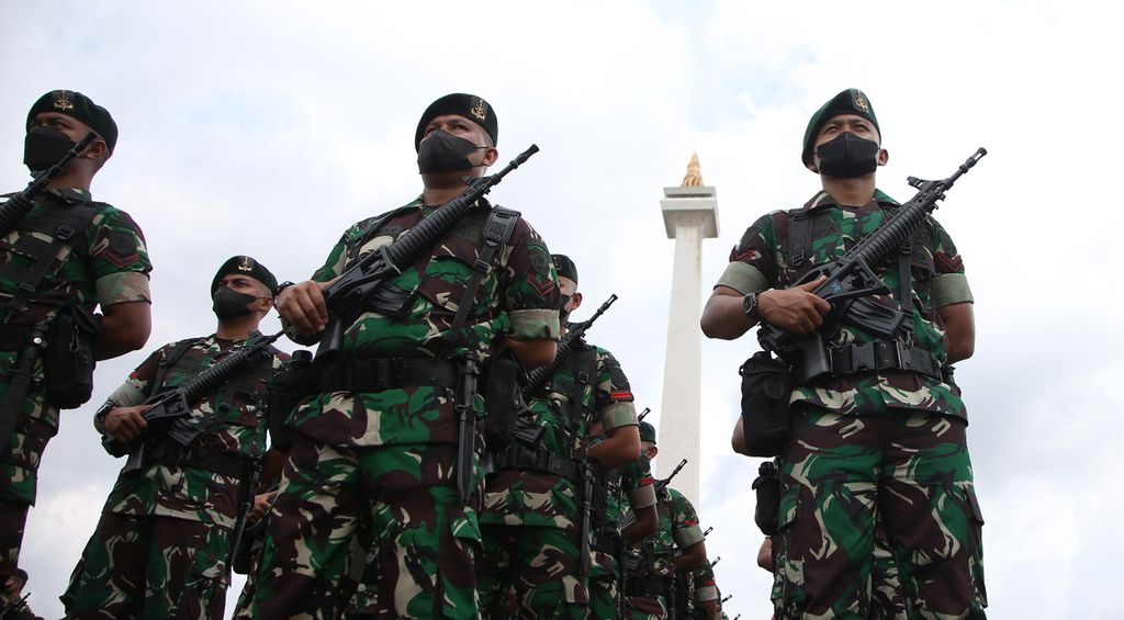 Prajurit TNI Angkatan Darat mengikuti apel gelar pasukan di Monumen Nasional, Jakarta, Selasa (25/1/2022). 