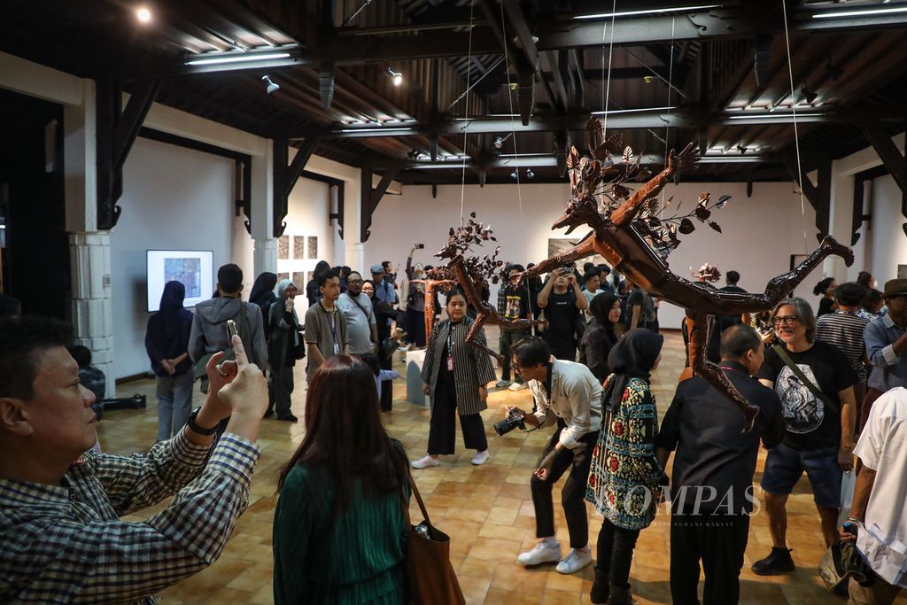 Suasana pameran Lelampah oleh Putu Sutawijaya di Bentara Budaya Jakarta, Kamis (14/9/2023). Mengangkat tema ”Garuda”, Putu Sutawijaya menampilkan 10 lukisan, 23 lukisan yang diolah dari foto, video dokumentasi riset, serta sejumlah instalasi dan patung. Pameran tersebut berlangsung pada 14-29 September 2023. 