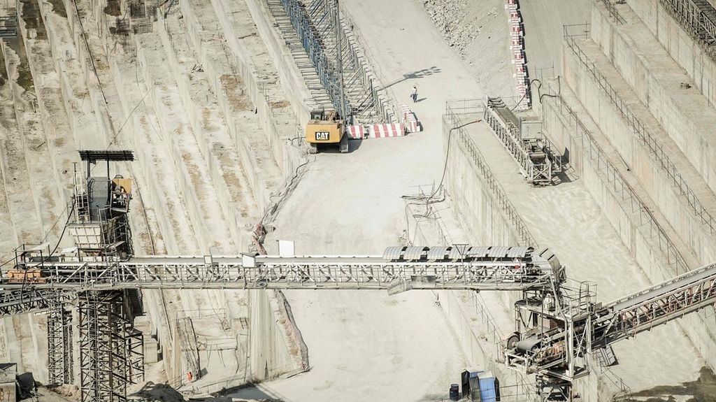 Foto yang diambil pada 19 Februari 2022 ini memperlihatkan pembangunan Grand Ethiopian Renaissance Dam (GERD) di Guba, Etiopia.