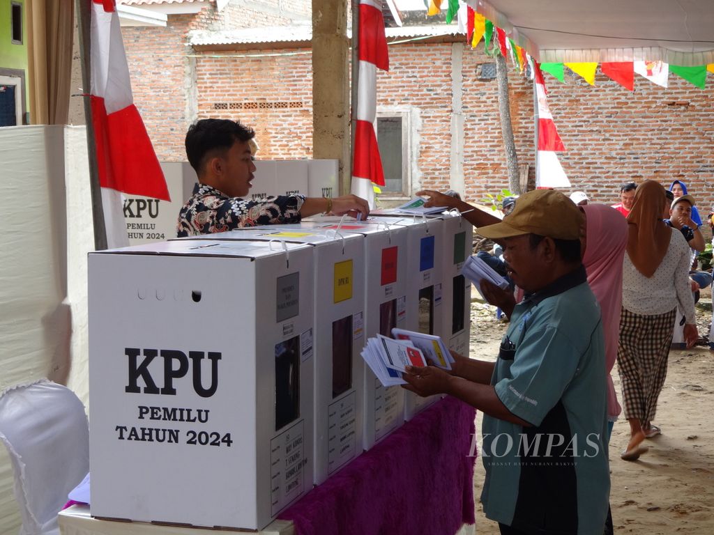 Suasana pemungutan suara ulang di TPS 19 Kelurahan Way Kandis, Kecamatan Tanjung Senang, Kota Bandar Lampung, Minggu (18/2/2024). PSU digelar setelah ditemukan adanya ratusan surat suara yang tercoblos di TPS tersebut.