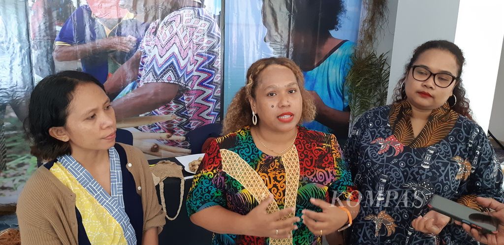 Tiga dari empat penulis buku hasil riset Koalisi Kampus untuk Demokrasi Papua tentang persepsi dan siasat masyarakat adat dalam pembangunan, yakni Elvira Rumkabu, Asrida Elisabeth, dan Apriani Anastasia Amenes.