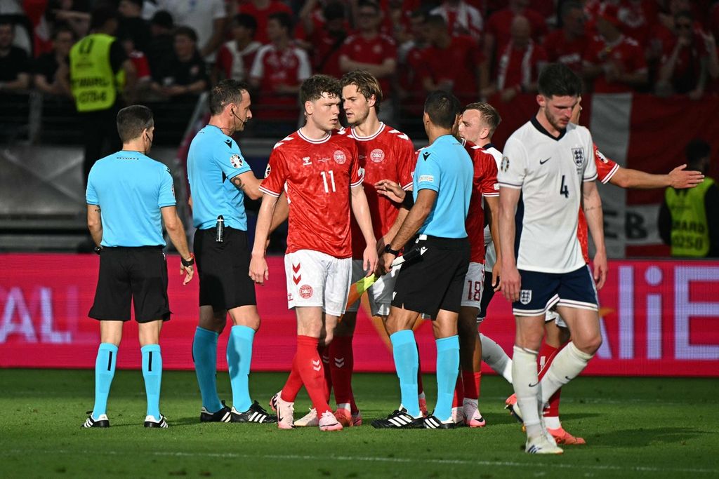 Gelandang Inggris Declan Rice (kanan) setelah melawan Denmark pada laga Grup C Piala Eropa 2024 di Frankfurt, Jerman, 20 Juni 2024.