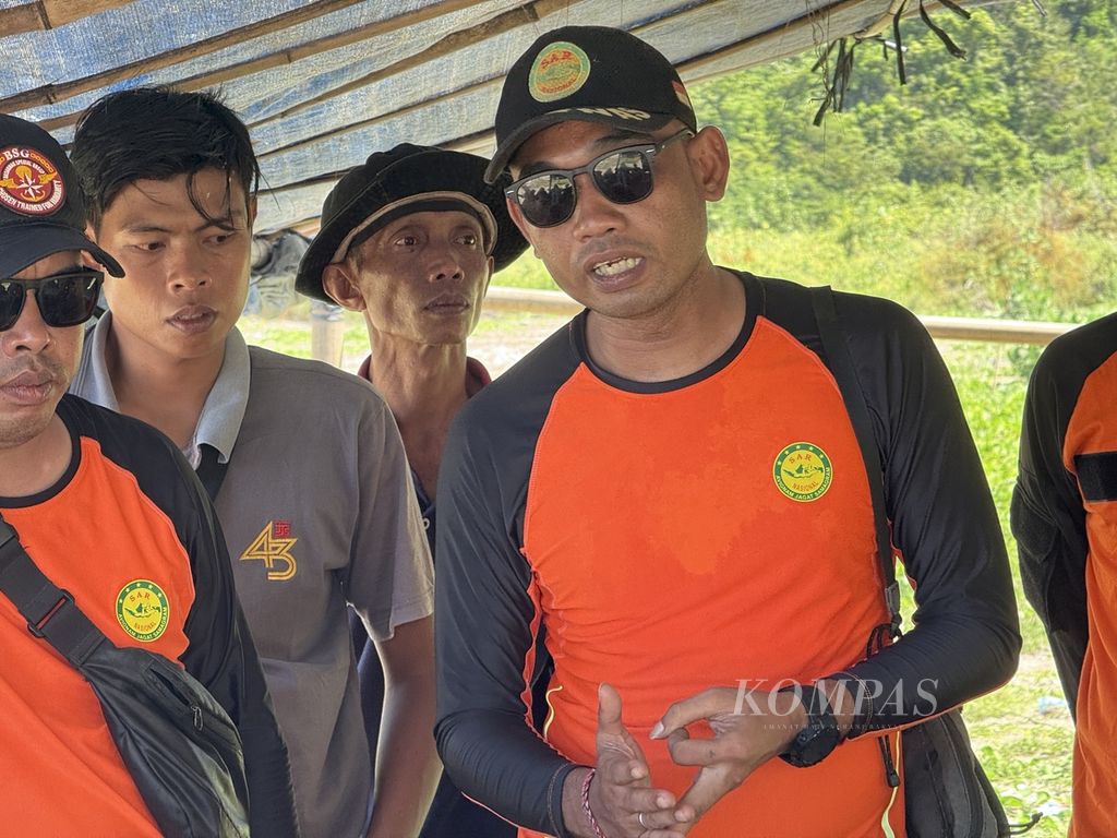 Koordinator Rescuer Kantor SAR Mataram, I Kadek Agus Ariawan (kanan), di Pantai Lancing, Dusun Tampah, Desa Mekar Sari, Kecamatan Praya Barat, Lombok Tengah, Nusa Tenggara Barat, Jumat (19/4/2024).