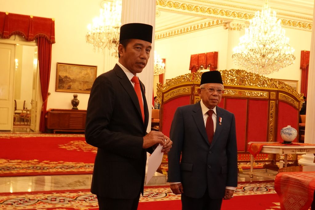 President Joko Widodo and Vice President Ma'ruf Amin chat before the inauguration of the Governor and Deputy Governor of D.I. Yogyakarta at the State Palace, Jakarta on Monday, 10 October 2022.