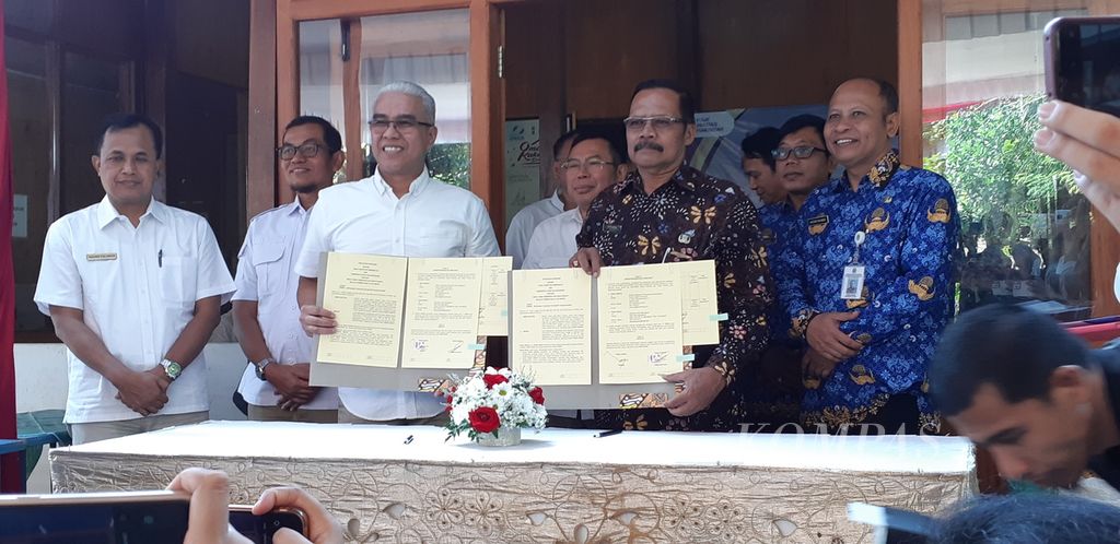 The signing of a cooperation agreement between the Government Investment Center and Nglanggeran Village, Patuk Subdistrict, Gunungkidul Regency, Special Region of Yogyakarta, on Thursday (2/5/2024) for the companion and financing program of ultramicro (UMi).