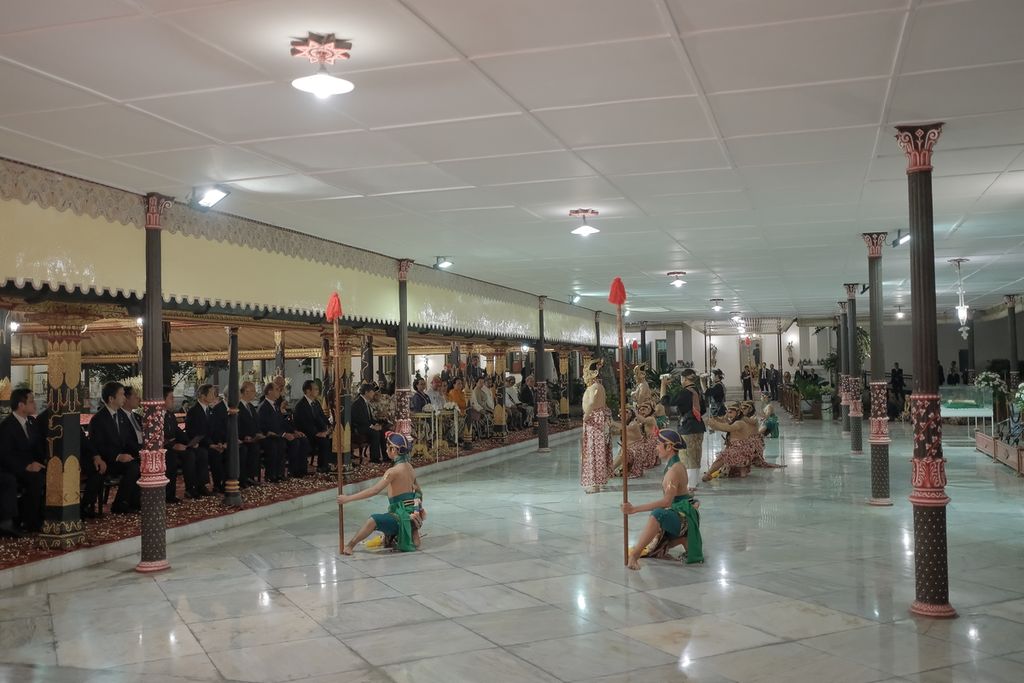 The Beksan Lawung dance performance was presented for the Japanese Emperor Naruhito who was visiting the Yogyakarta Palace, Special Region of Yogyakarta, on Wednesday (21/6/2023). Naruhito received a warm reception from the King of the Yogyakarta Palace, Sultan Hamengku Buwono X, on the occasion. There were other entertainments offered in the form of dances, music, and delicious dishes.