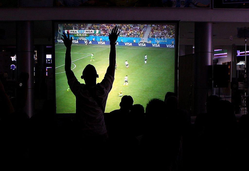 Acara nonton bareng (nobar) pertandingan sepak bola antara Nigeria melawan Perancis berlangsung di lobi sebuah stasiun televisi swasta di Jakarta, Senin (30/6/2014) malam. 