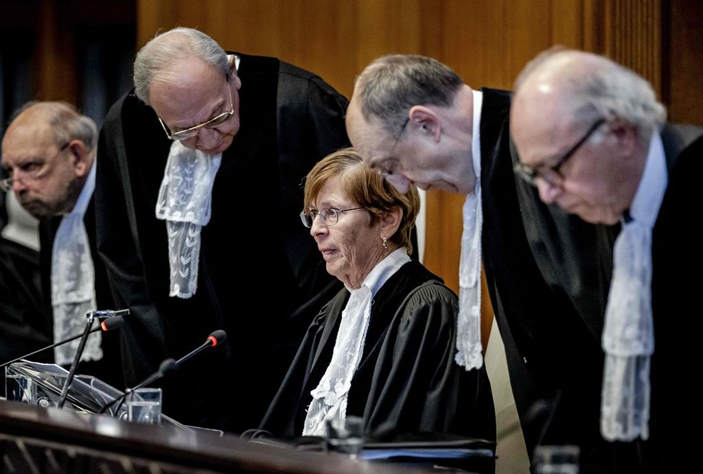 Presiden Mahkamah Internasional Joan Donoghue (duduk, tengah) dan anggota majelis hakim bersiap memulai sidang pada Jumat (26/1/2024) di Den Haag, Belanda. Sidang dengan agenda pembacaan putusan itu terkait gugatan Afrika Selatan terhadap Israel.