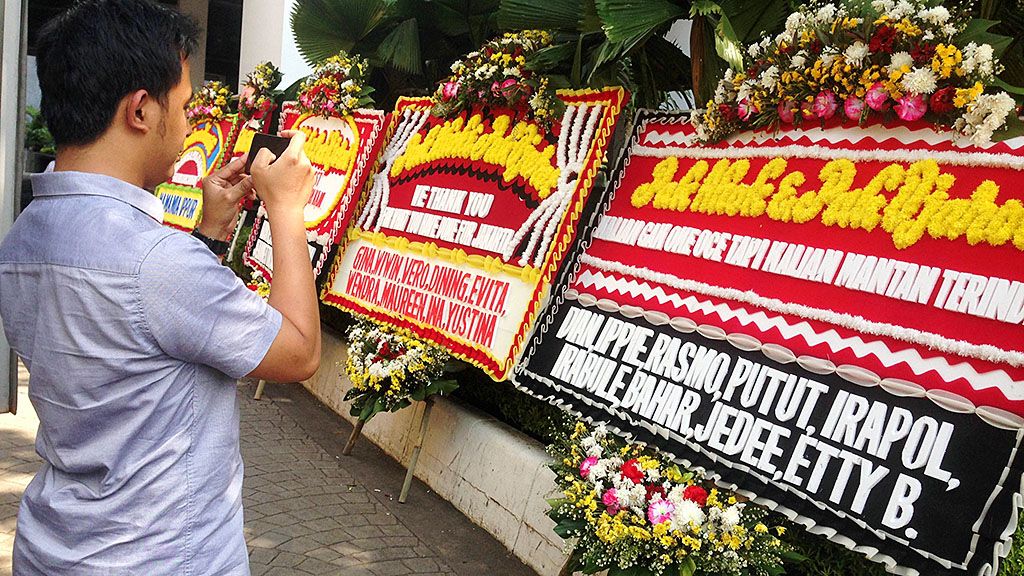 Sejumlah anggota masyarakat, Selasa (25/4) mengabadikan jejeran karangan bunga yang dikirimkan untuk Gubernur dan Wakil Gubernur DKI Jakarta, Basuki Tjahaja Purnama-Djarot Saiful Hidayat di pelataran Balaikota DKI Jakarta.
