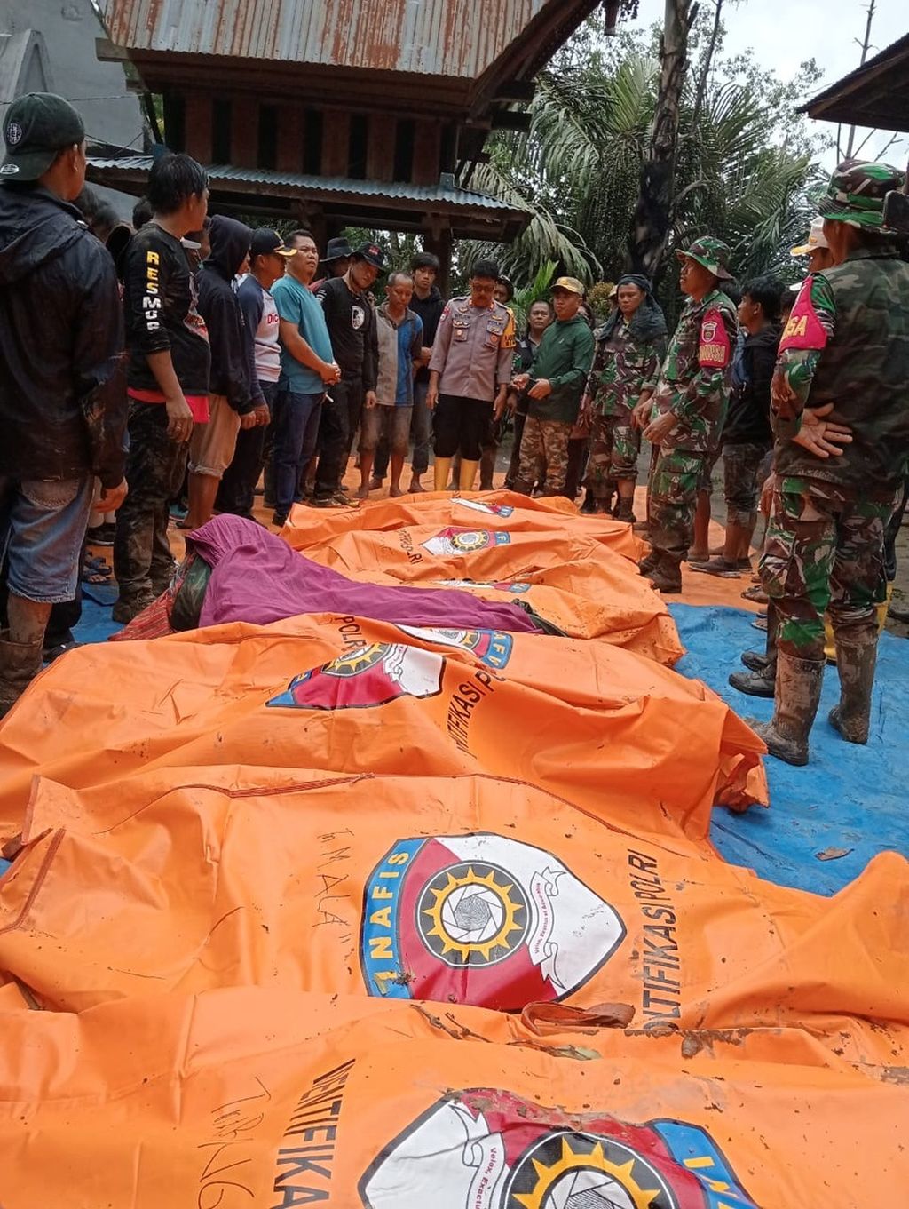 Jenazah korban longsor yang dievakuasi di Kecamatan Makale, Tana Toraja, Sulawesi Selatan, Minggu (14/4/2024). Longsor terjadi pada Sabtu dan menewaskan 18 warga.