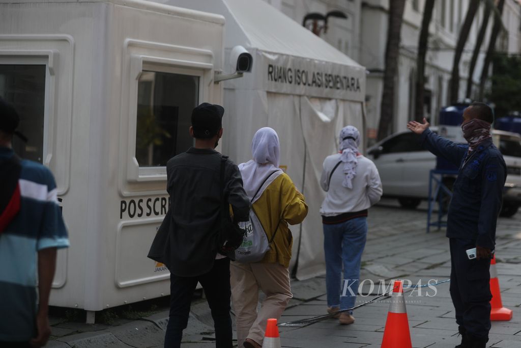 Pengunjung ber-KTP DKI Jakarta diukur suhunya sebelum memasuki kawasan wisata Kota Tua, Jakarta Barat, Sabtu (15/5/2021).