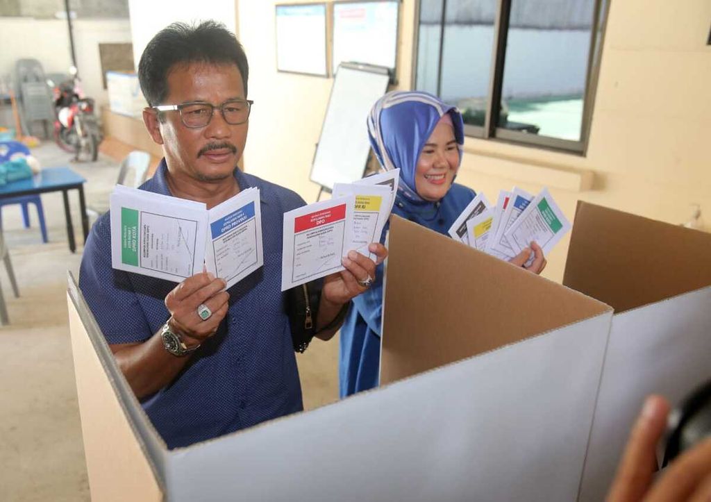 Mayor of Batam Muhammad Rudi and his wife, Marlin Agustina, vote during voting in Batam, Wednesday (17/4/2019).