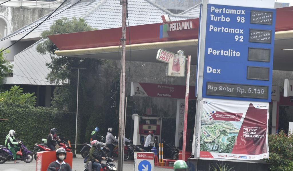 Harga jual bahan bakar minyak (BBM) terpasang di salah satu SPBU Pertamina di Jakarta Barat, Jumat (11/2/2022). Harga jual BBM di sejumlah SPBU Pertamina masih stabil meski sejumlah SPBU swasta kembali menaikkan harga jual BBM pada Februari 2022. Kenaikan harga minyak mentah dunia turut berpengaruh pada kenaikan harga jual BBM di SPBU. Harga minyak Brent telah menembus 90 dollar AS per barel. 