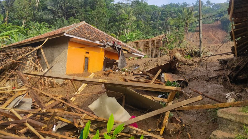 Salah satu rumah warga yang terdampak longsor di Desa Cibenda, Kabupaten Bandung Barat, Senin (25/3/2024). 