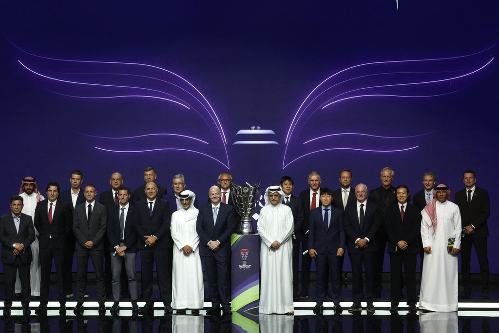 Presiden FIFA Gianni Infantino (ketujuh dari kiri) dan Presiden Konfederasi Sepak Bola Asia (AFC) Sheikh Salman bin Ibrahim al-Khalifa (kelima dari kanan) berfoto dengan 24 pelatih peserta Piala Asia 2023 pada agenda pengundian babak penyisihan di Doha, Qatar, Kamis (11/5/2023). Tujuh stadion Piala Dunia Qatar 2022 akan menjadi saksi pertarungan timnas terbaik Asia.