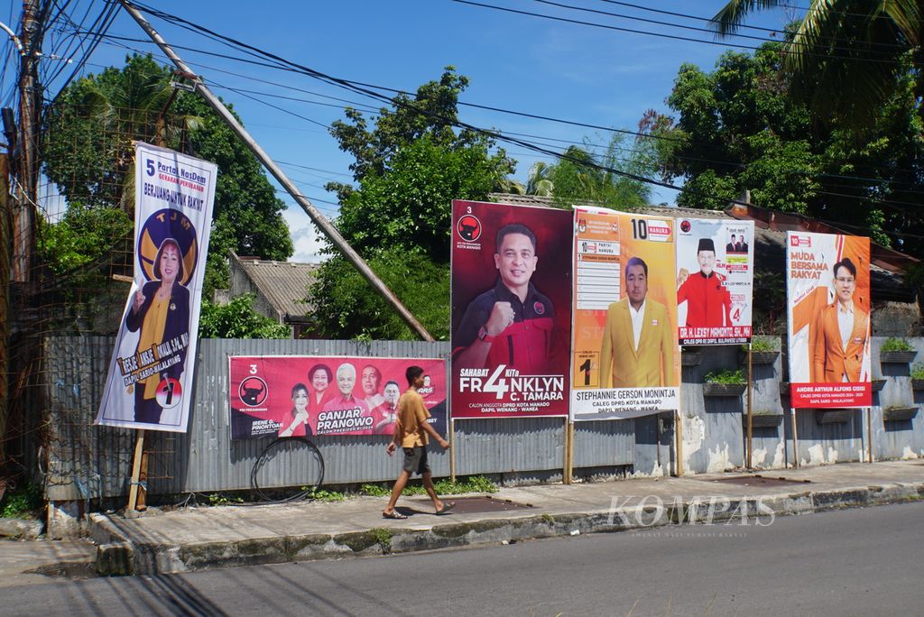 Baliho kampanye yang memampang wajah calon anggota legislatif berjajar di Jalan Boulevard Piere Tendean, Manado, Sulawesi Utara, Kamis (7/12/2023). 