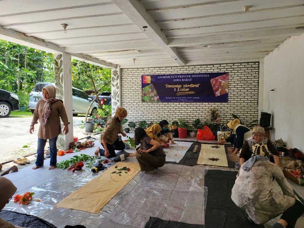 Sejumlah perajin berkumpul saat pembukaan Sekretariat Asosiasi Ecoprinter Indonesia (AEPI) Jawa Barat di Bogor, akhir tahun 2021.