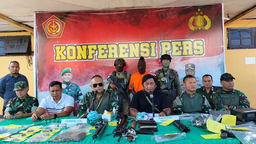 Konferensi pers penangkapan Yomse Lokbere yang merupakan anak buah pemimpin KKB Nduga, Egianus Kogoya, di Kabupaten Mimika, Papua Tengah, Senin (10/4/2023).
