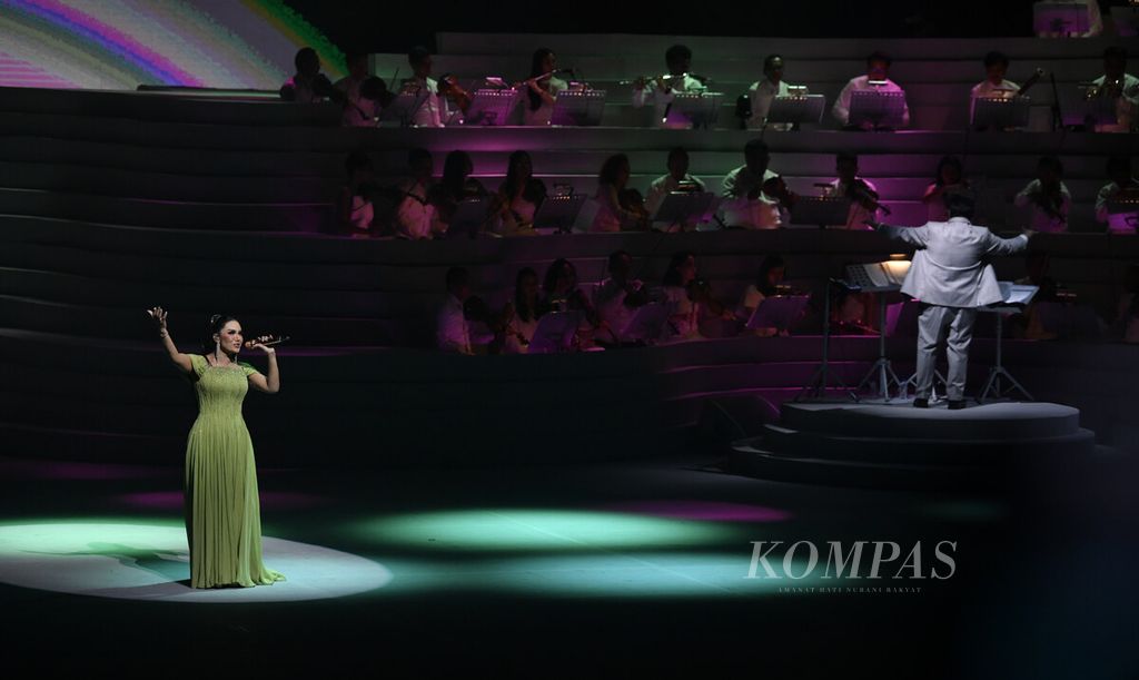 Penyanyi Kris Dayanti saat tampil dalam konser "Semesta" di JI Expo Convention Centre, Kemayoran, Jakarta, Sabtu (5/8/2023). Konser bersama Erwin Gutawa Orchestra tersebut menandai 33 tahun Kris Dayanti berkarya di dunia musik Indonesia. 