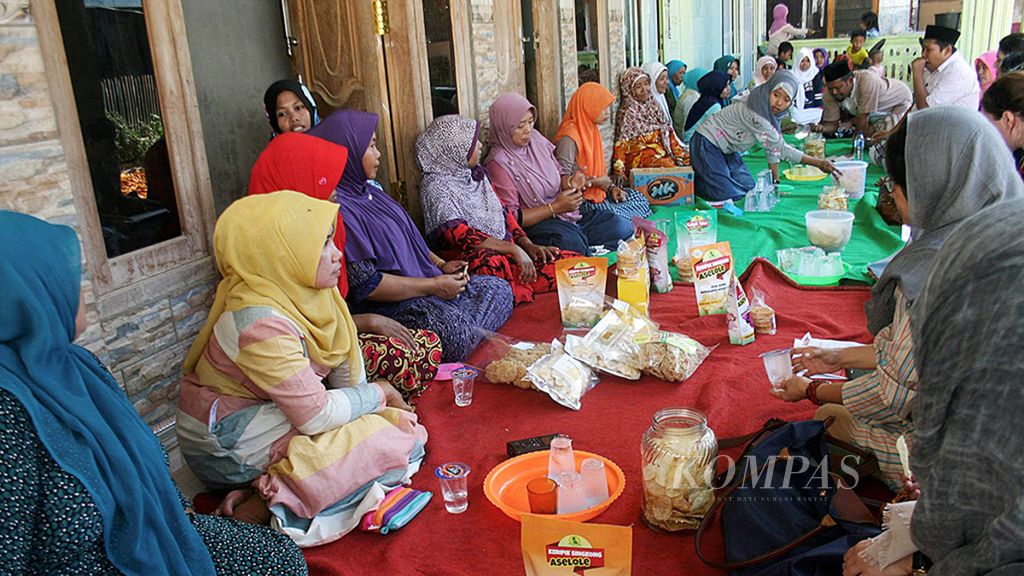Kelompok perempuan Sumber Makmur di Desa Dundang, Kecamatan Guluk-Guluk, Kabupaten Sumenep, Jawa Timur, mengikuti pelatihan pembuatan kemasan keripik dari umbi-umbian yang didukung oleh Wahid Foundation dan UN Women, Sabtu (7/10/2017). 